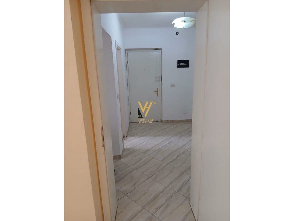 JEPET GARSIONERE 45 M2 ME QIRA TE RR.HOXHA TAHSIM 42.000 LEKE 4