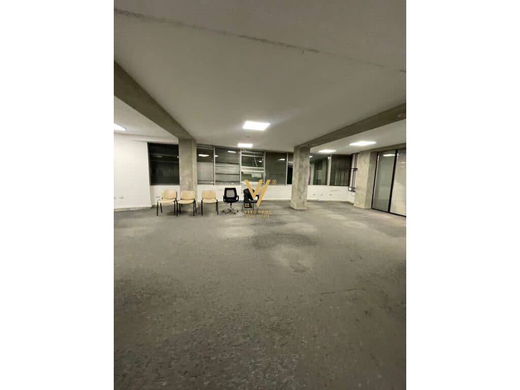 Jepet zyre me qera te Kompleksi Uslluga, Bulevardi i Ri 371 m2 2