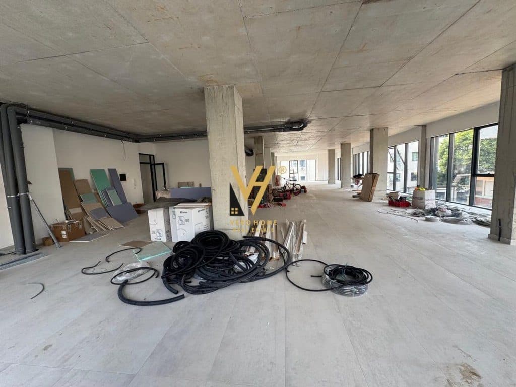 JEPET ZYRE 90 M2 ME QERA TE RRUGA E BARRIKADAVE 120.000 LEKE 1