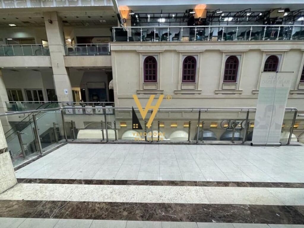 Shitet dyqan te Rruga e Barrikadave 25 m2