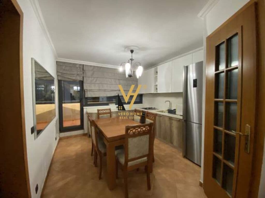 Jepet Apartament 3+1 me qera te Rruga Frosina Plaku 140 m2