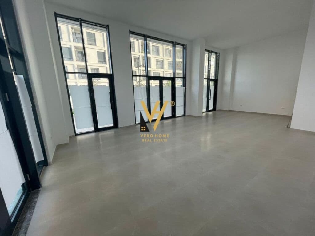 Jepet dyqan me qera te Rruga Kongres i Manastirit 130 m2 3
