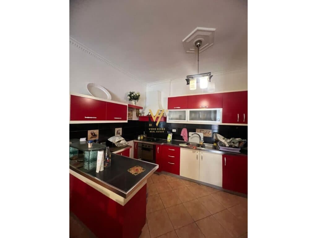 Shitet Apartament 2+1+2+ballkon te Mbikalimi i Kristalit , Komuna e Parisit 116 m2 2