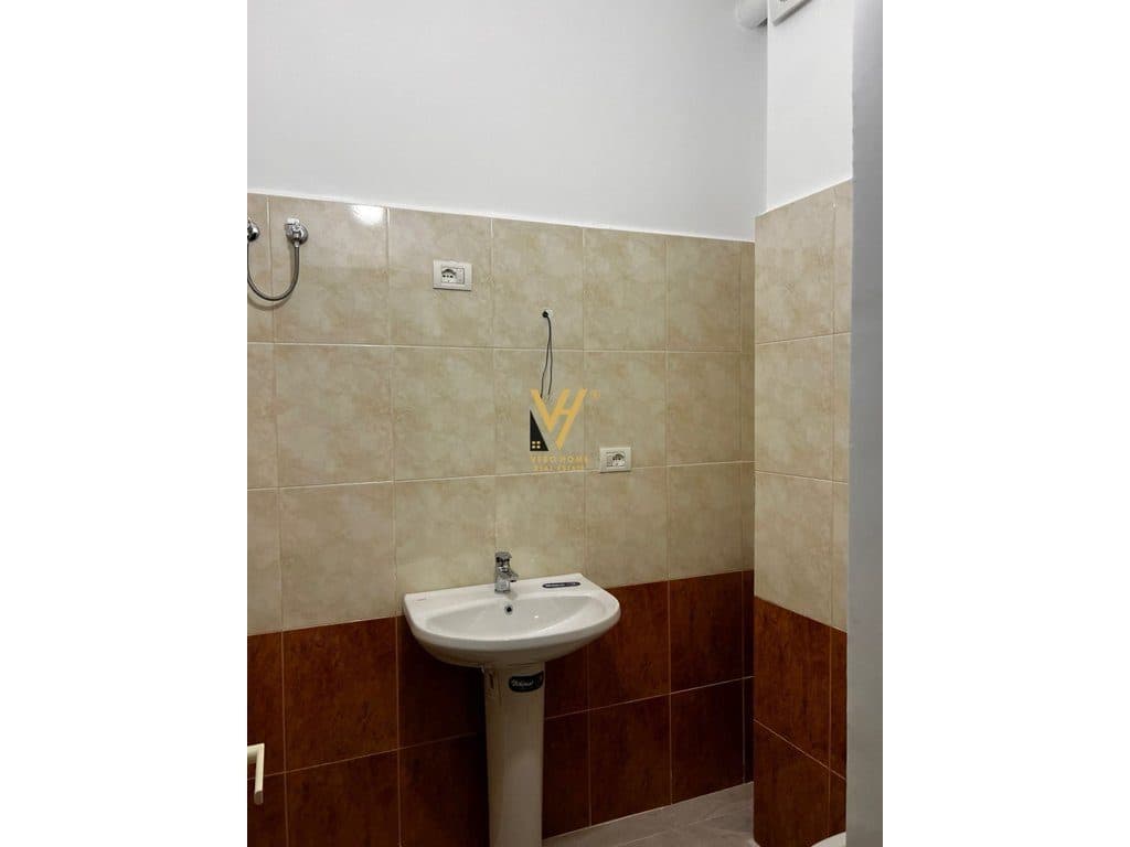 JEPET AMBIENT BIZNESI 32 M2 ME QERA TE STADIUMI DINAMO 45.000 LEKE 3