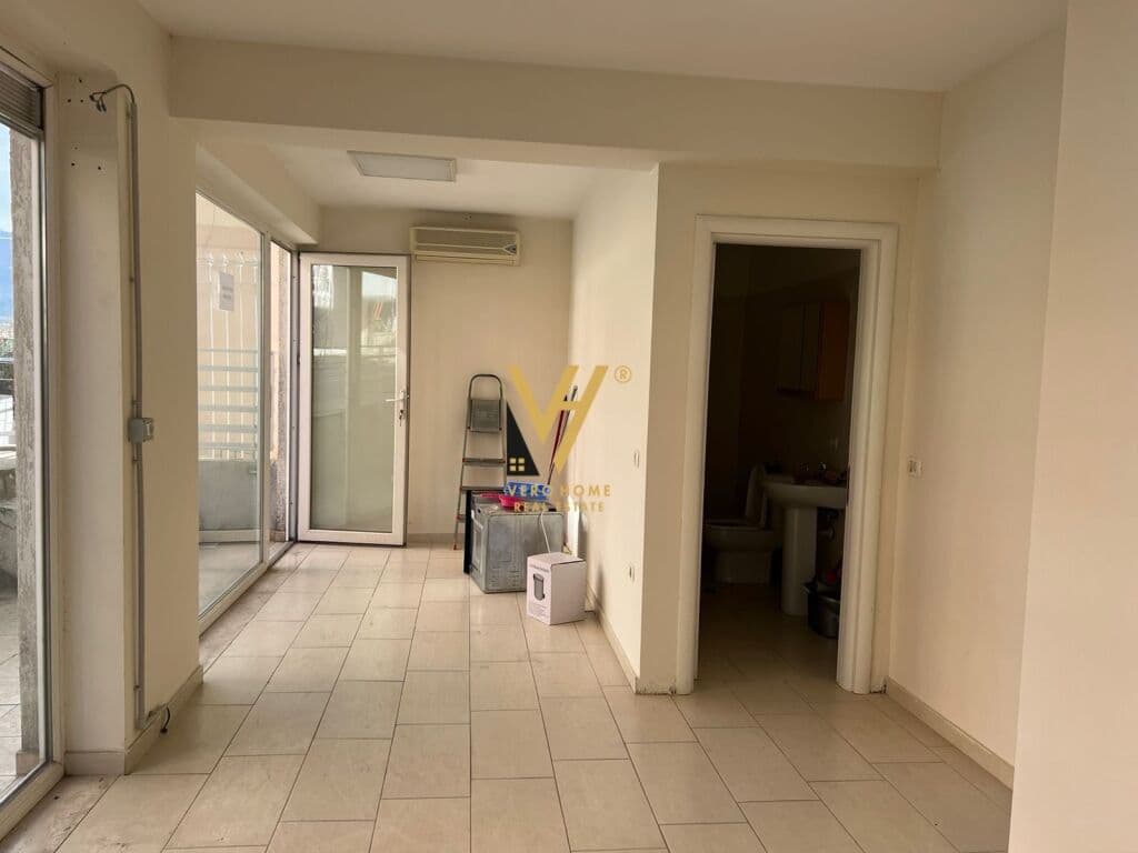 Jepet Dyqan me qera te Kodra e Diellit 40 m2 4