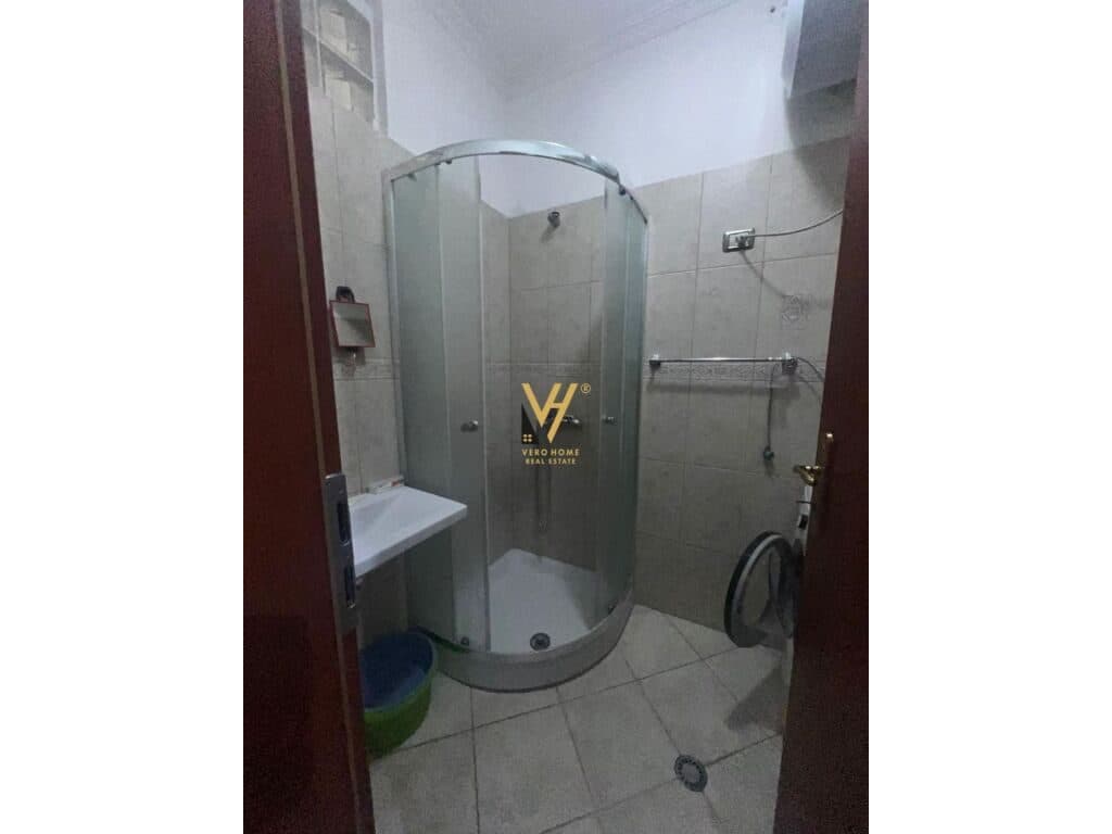 Shitet Apartament 3+1+2+ballkon ne Misto Mame , Pallatet Cabej 110 m2 3