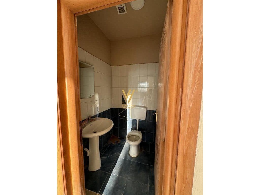 JEPET AMBIENT BIZNESI 105 M2 ME QERA TE QYTET STUDENTI 900 EURO 4