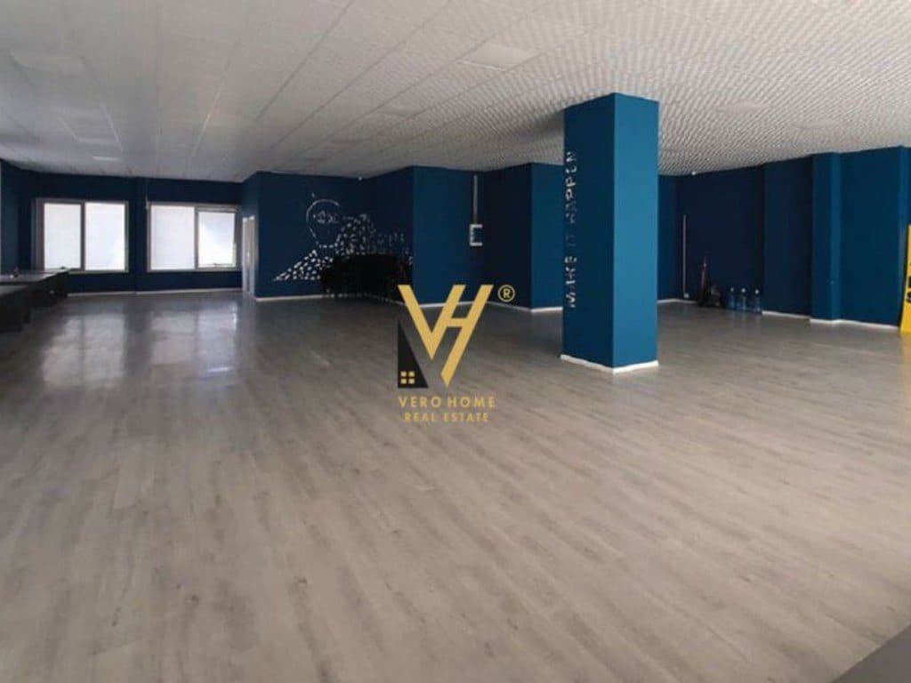 JEPET AMBIENT BIZNESI 240 M2 ME QIRA TE RRUGA BARDHYL 2.500 EURO 2