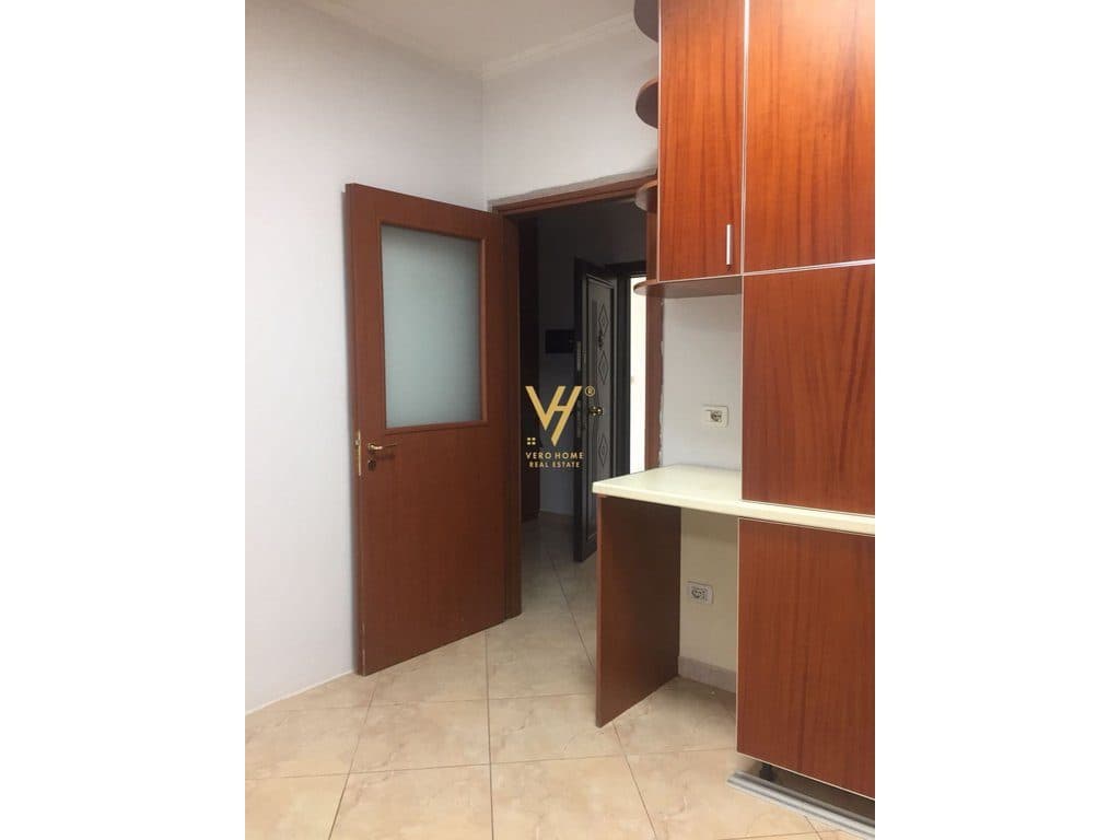 JEPET ZYRE 60 M2 ME QERA NE QENDER 500 EURO 4