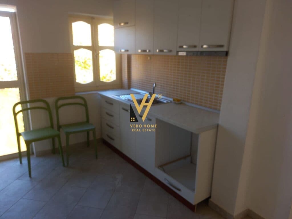 Jepet hyrje e nje vile 3+1+blk me qera te Ish Tregu Elektrik 120 m2 3