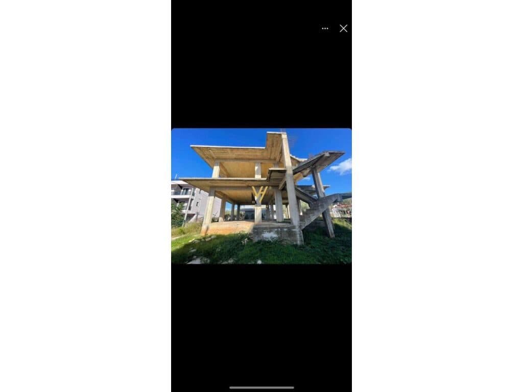 Shitet shtepi + toke ne Ksamil 357 m2 3