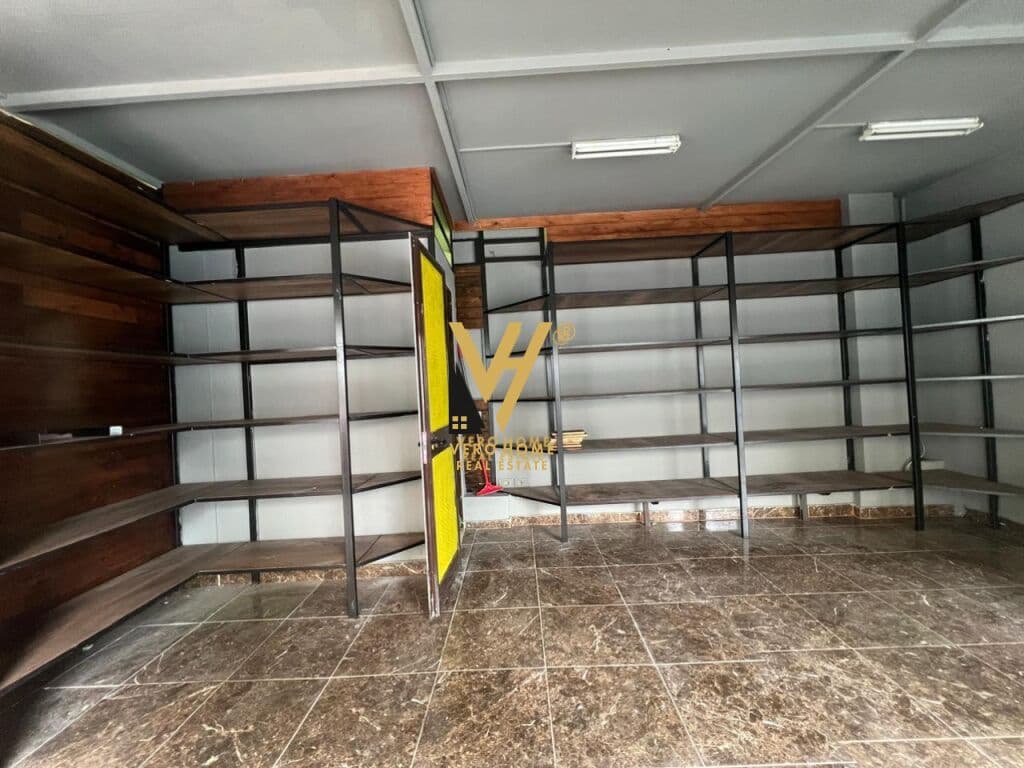 JEPET AMBIENT BIZNESI 200 M2 ME QERA TE ISH PARKU 750 EURO