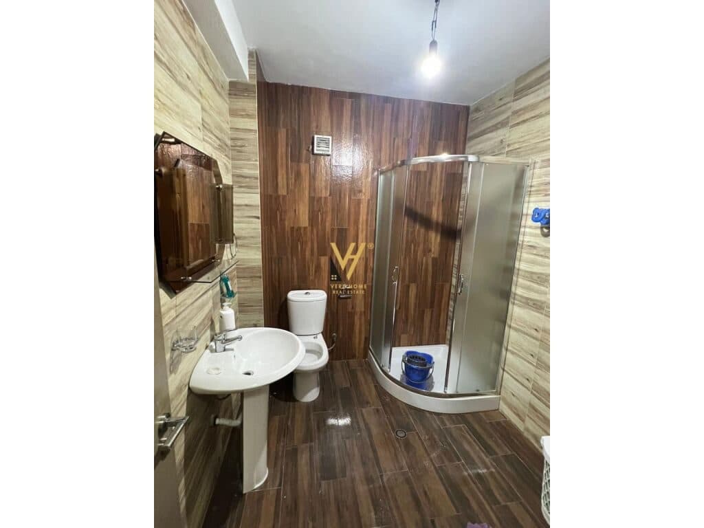 Jepet zyre me qera te Rruga e Barrikadave 96 m2 4