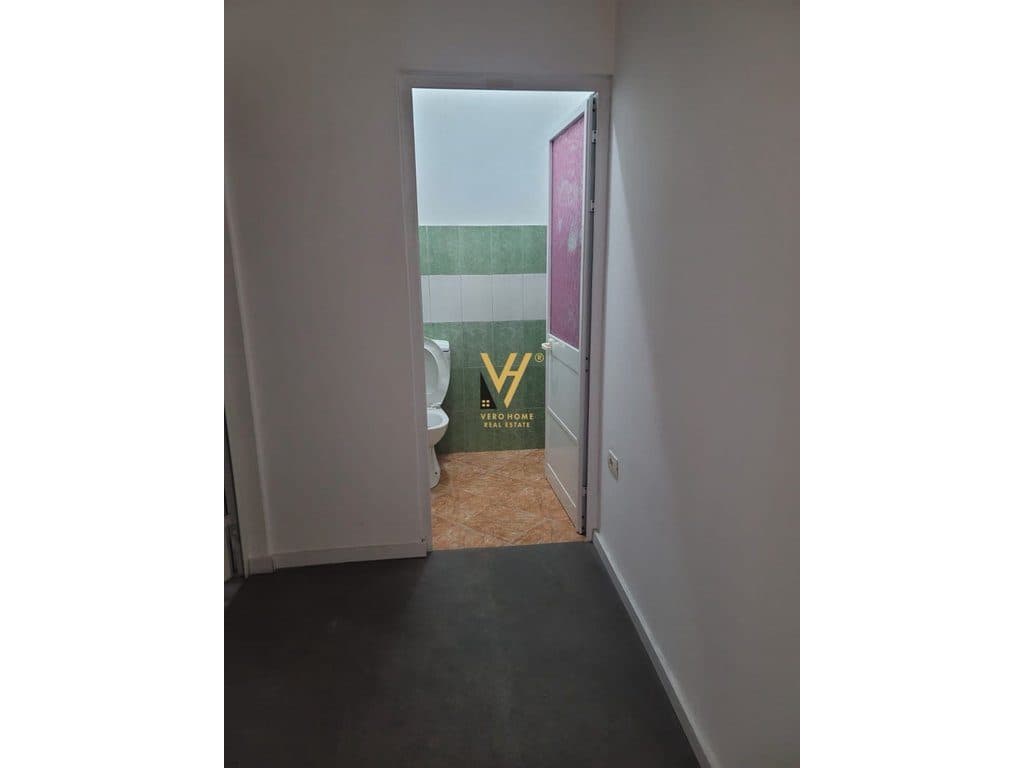 JEPET ZYRE 220 M2 ME QIRA TE RRUGA DRITAN HOXHA 150.000 LEKE 4