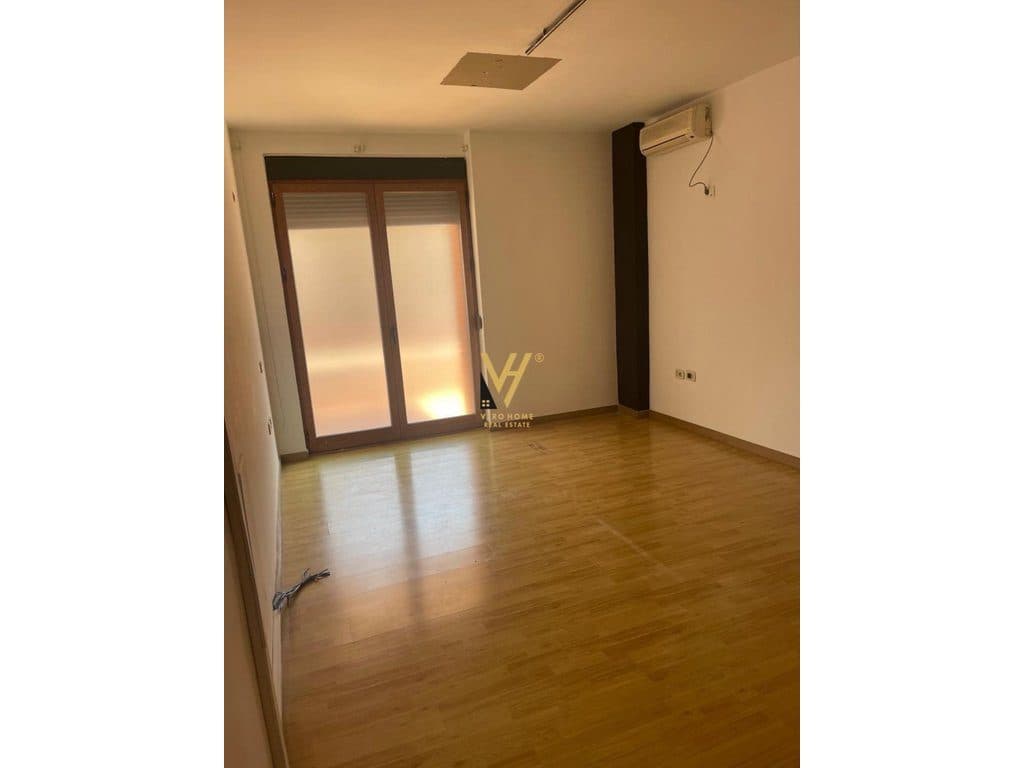 JEPET AMBIENT KOMERCIAL 220 M2 ME QERA NE MYSLYM SHYR 1.100 EURO 4