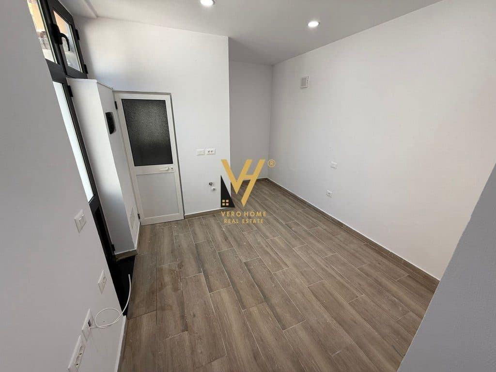 JEPET AMBIENT BIZNESI 60 M2 ME QIRA TE TREGU ELEKTRIK 800 EURO 4