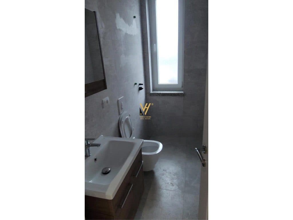 JEPET AMBIENT BIZNESI 63 M2 ME QIRA TE STADIUMI DINAMO 80.000 LEKE 3