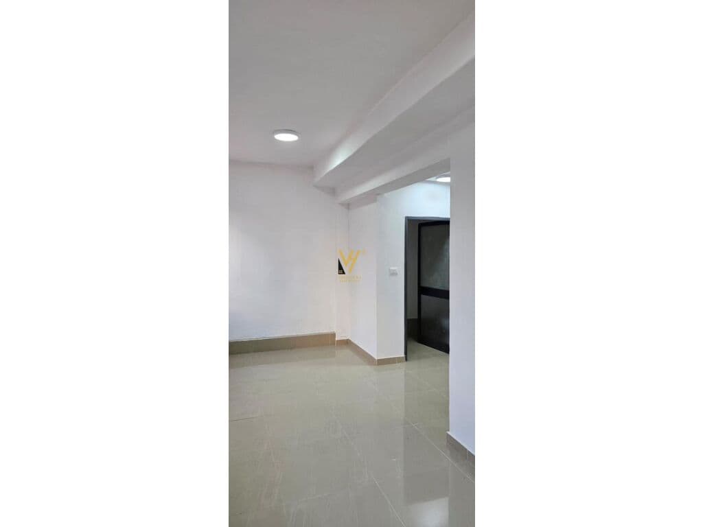 Jepet Dyqan me qera te Qyteti i Studenti 30 m2 3
