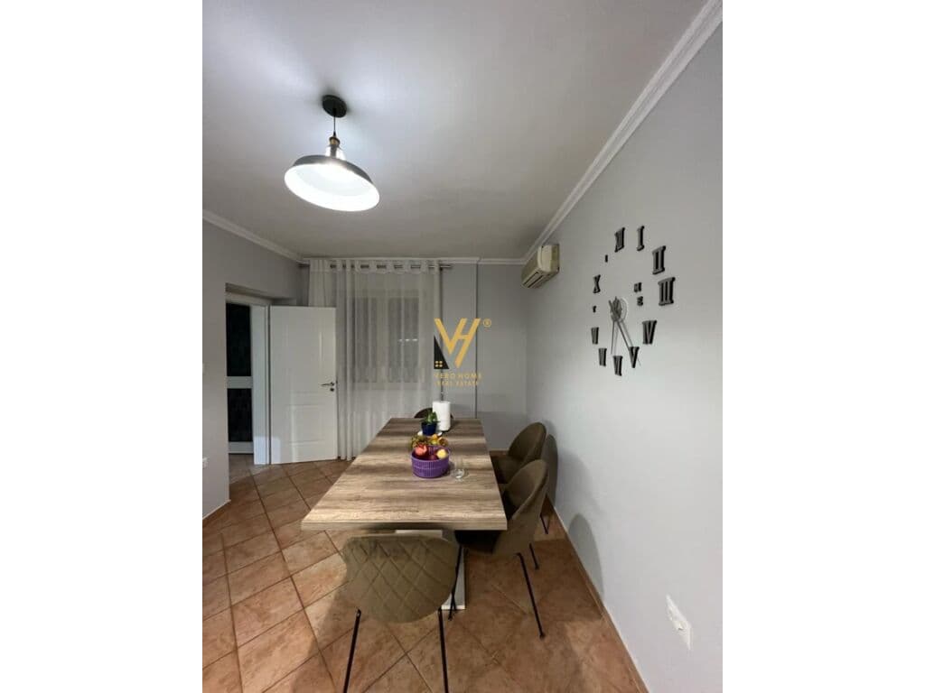 Shitet apartament 4+1+ballkon te Xhamlliku 200 m2