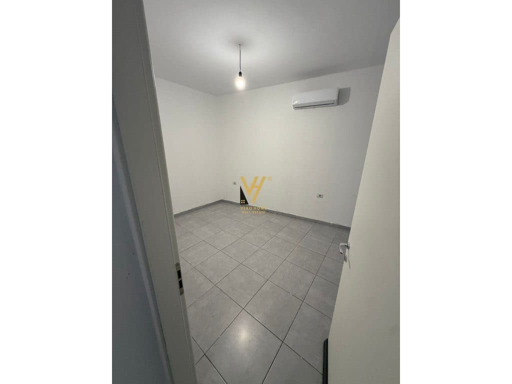 JEPET ZYRE 100 M2 ME QIRA TE RRUGA E BOGDANEVE 70.000 LEKE 4