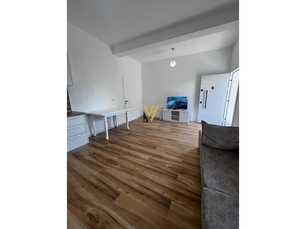 JEPET SHTEPI PRIVATE ME QIRA NE PASKUQAN 50.000 LEKE 2