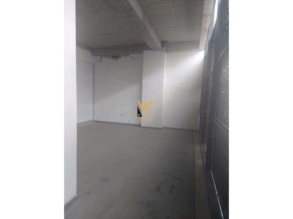 JEPET ZYRE 105 M2 ME QERA TE KOMUNA E PARISIT 1.000 EURO