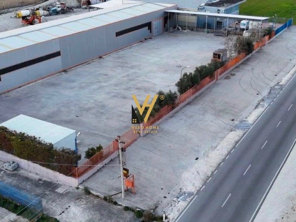 JEPET AMBIENT INDUSTRIAL 7.190 M2 ME QERA NE LEVAN FIER 2.500 EURO