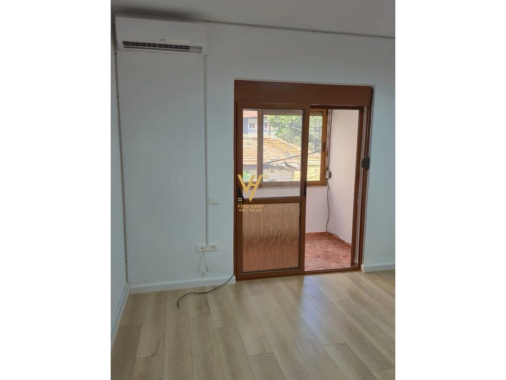 JEPET ZYRE 110M2 ME QERA TEK RRUGA E BOGDANEVE 900 EURO 2