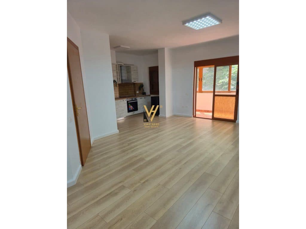 JEPET ZYRE 110M2 ME QERA TEK RRUGA E BOGDANEVE 900 EURO