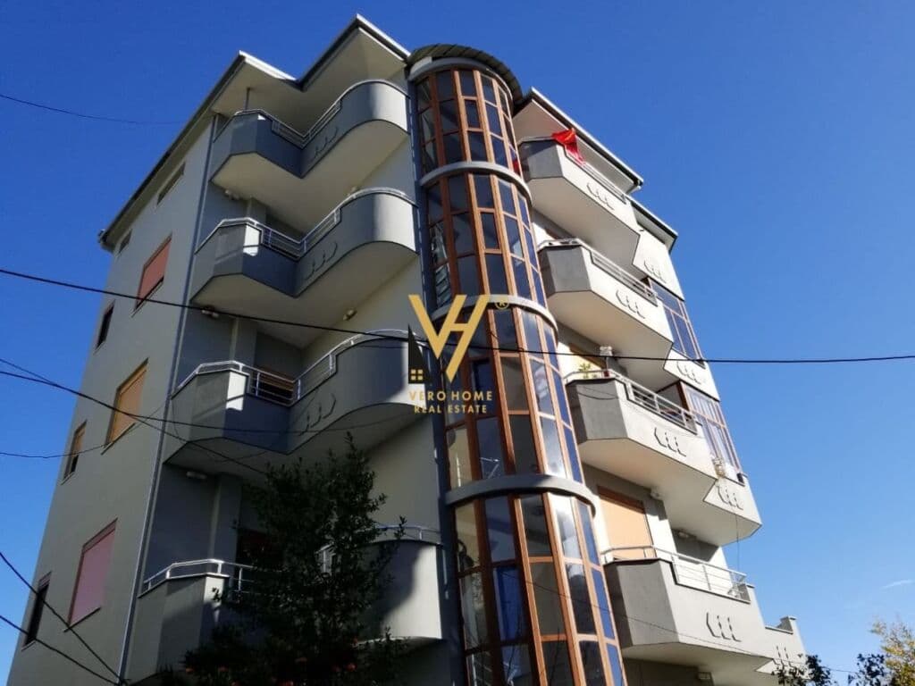 Shitet vile 4 kateshe+papafingo+garazhd ne Selite 625 m2 3
