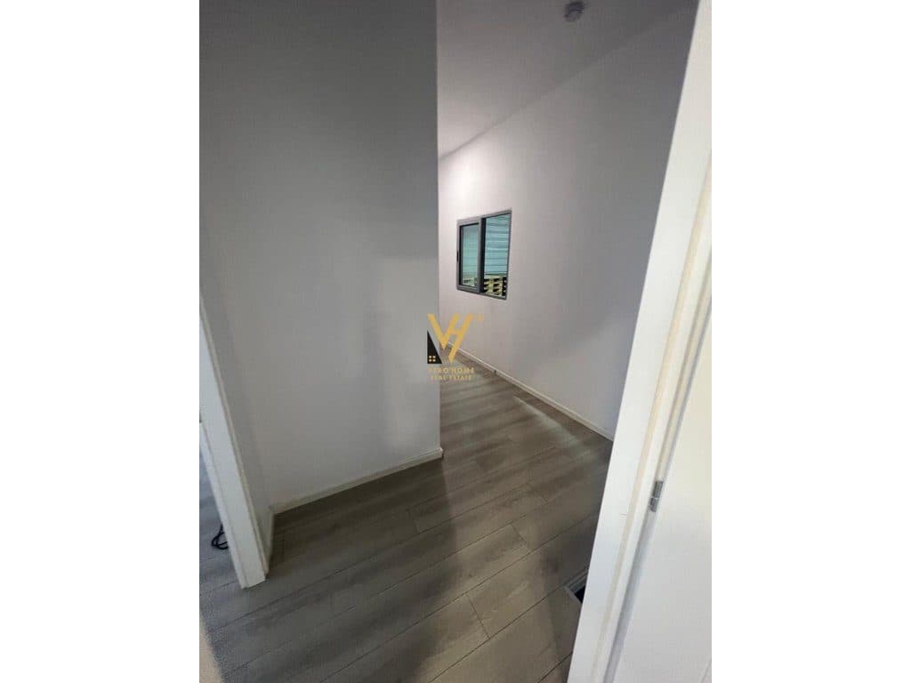 SHITET KAPANON 1100 M2 NE VORE 650.000 EURO