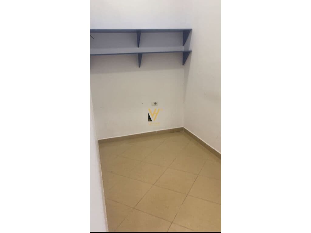 Jepet dyqan dublex me qera te Komuna e Parisit 52 m2 2