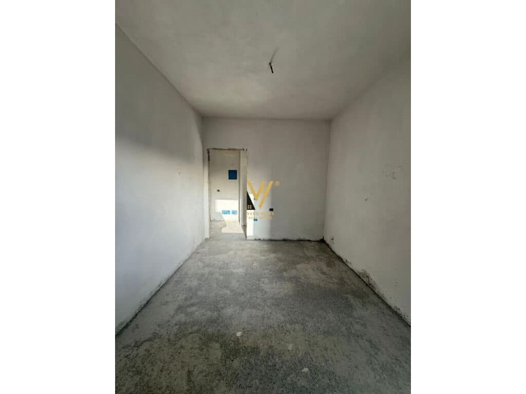 Shitet Apartament 2+1+ballkon ne Shkoze 94 m2 3