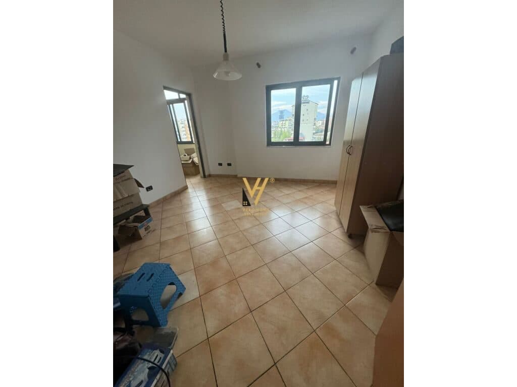 Jepet Zyre me qera te Lulishtja , Komuna e Parisit 115 m2 2