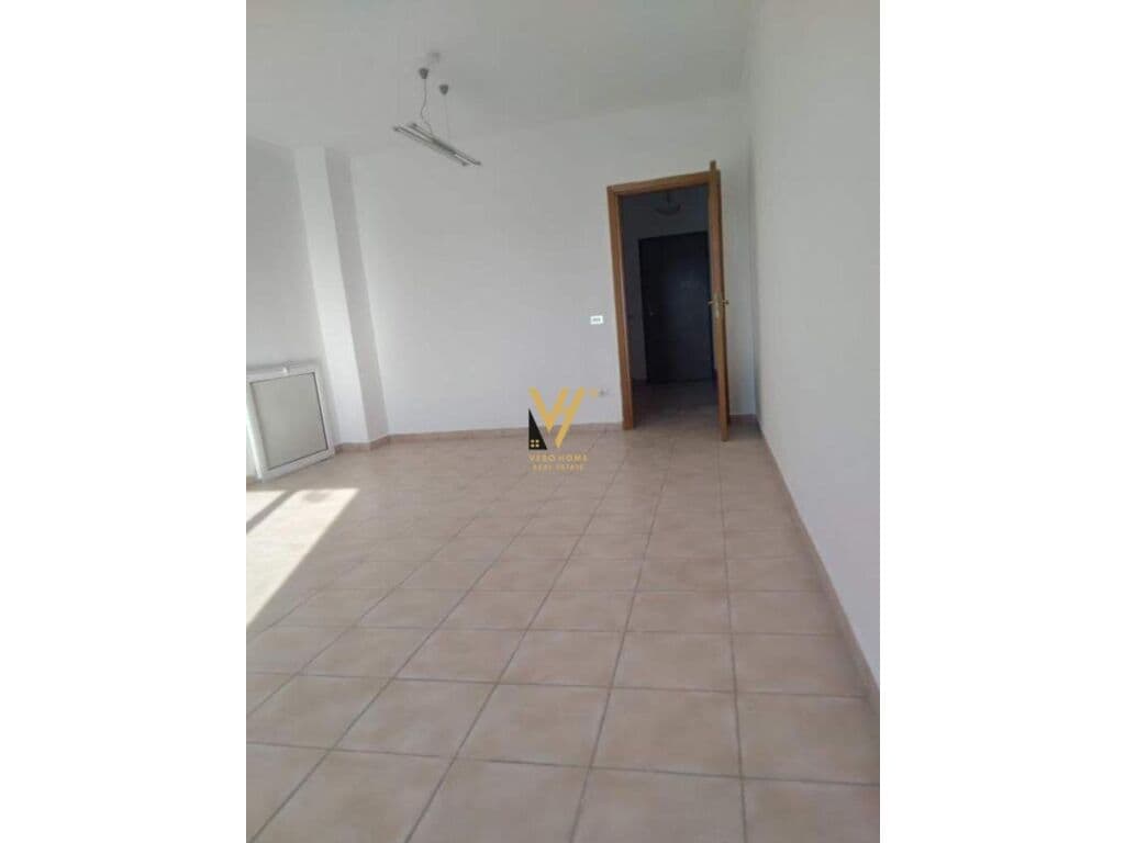 Jepet zyre me qera te Bulevardi Zhan Dark 140 m2