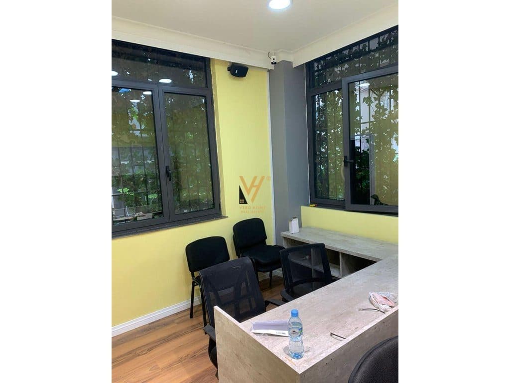 JEPET AMBIENT BIZNESI 200M2 ME QERA NE BLLOK 2.500 EURO 3