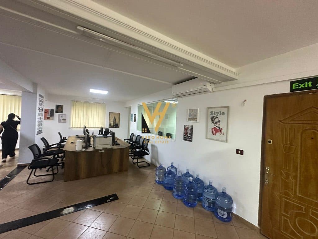 JEPET ZYRE 120 M2 ME QERA TE ISH PARKU 900 EURO 3