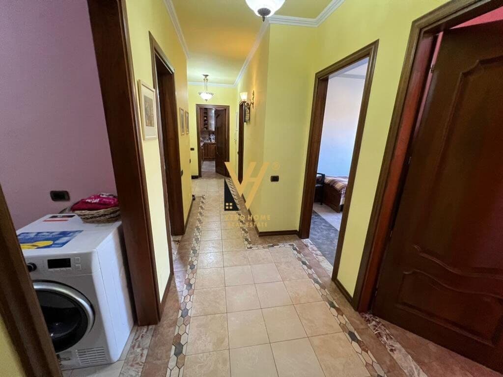 Shitet Apartament 3+1+2 te Stacioni i Trenit 140 m2 3
