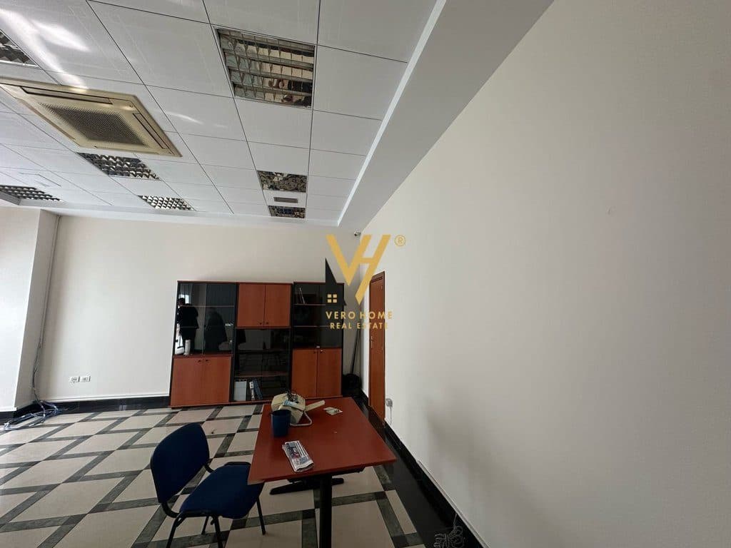 JEPET ZYRE 44M2 ME QERA TE RRUGA E BARIKADAVE 600 EURO 2