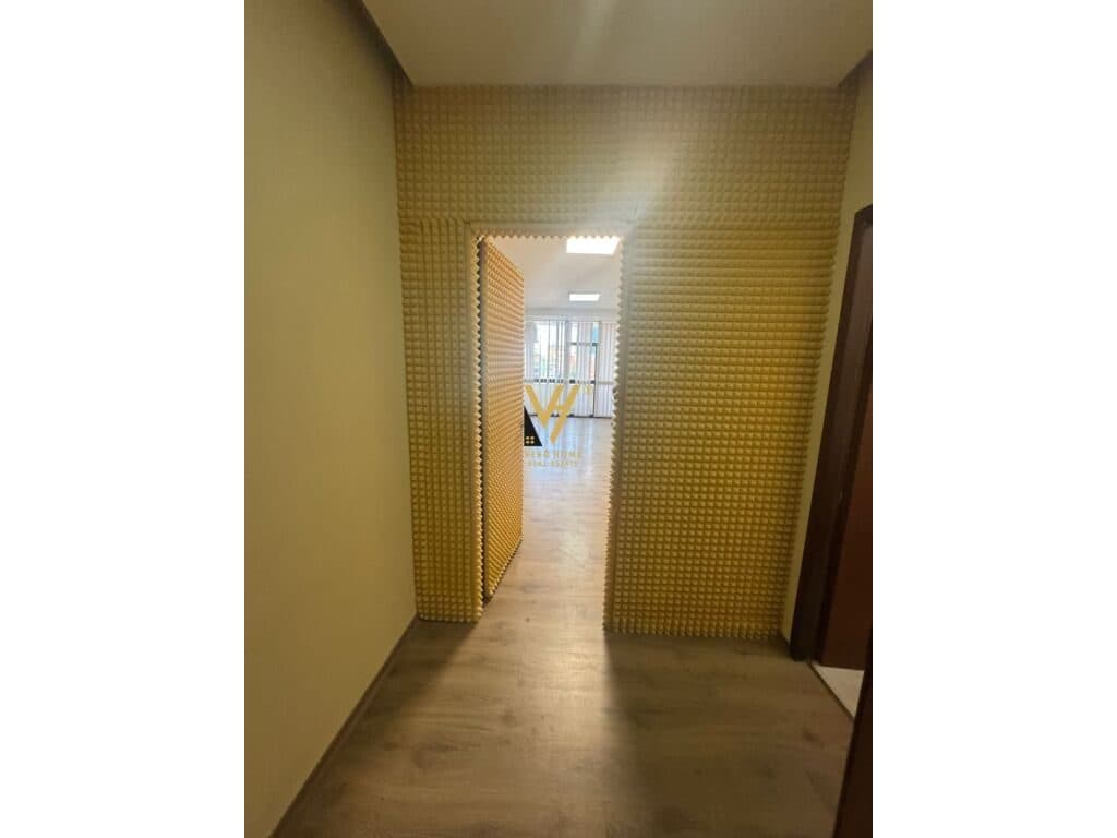 Jepet Zyre 115 m2 me qera te Blloku , Pran Vilen e Enverit