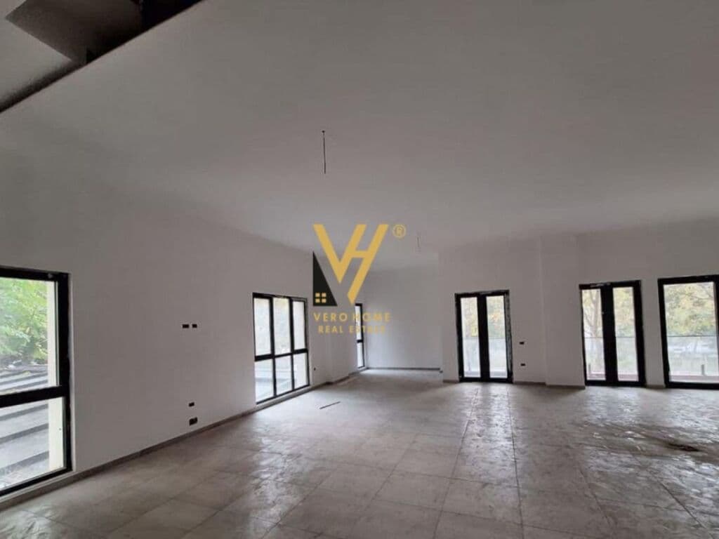 Jepet ambjent komercial me qera te Rruga e Dibres 612 m2 2