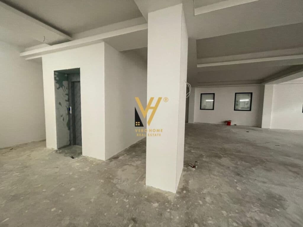 Jepet ambjent komercial me qera te Stacioni i Trenit 1460 m2