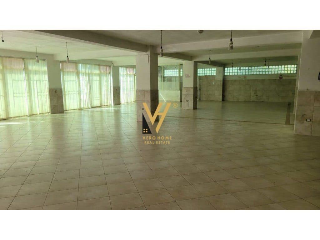 JEPET AMBIENT KOMERCIAL 400M2 ME QERA TE KODRA E PRIFTIT 1.600 EURO 3