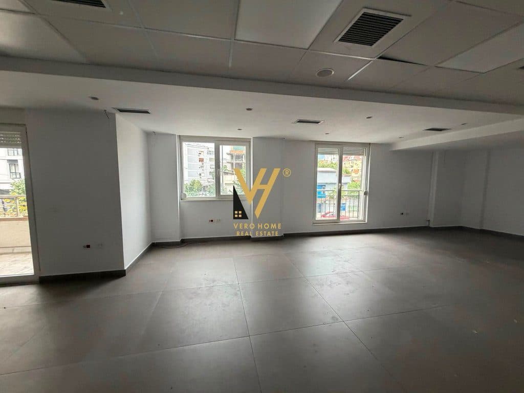 JEPET ZYRE 448 M2 ME QERA TE KIKA 2, KOMUNA PARISIT 7.000 EURO 2