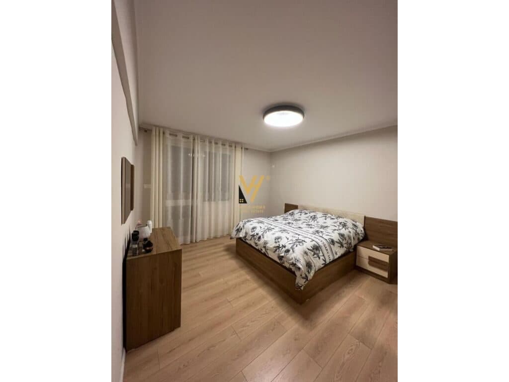 Shitet apartament 4+1+ballkon te Xhamlliku 200 m2 3