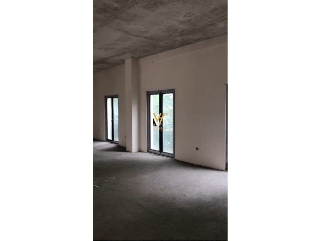 JEPET ZYRE 153 M2 ME QERA TE RRUGA E SALES 3.000 EURO 2