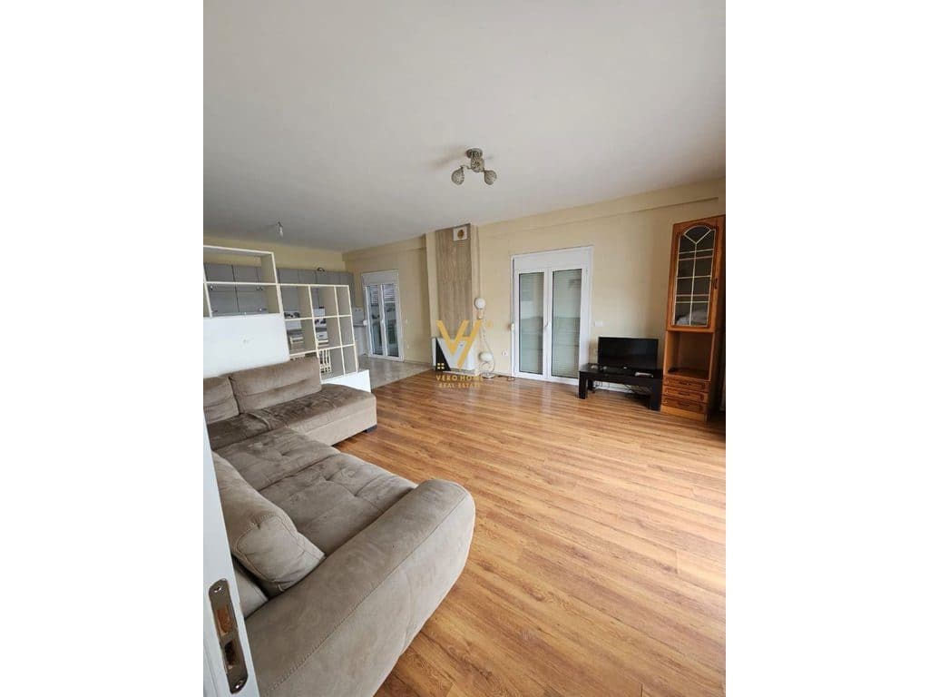 JEPET APARTAMENT 3+1+2+BLK ME QERA NE SAUK 550 EURO