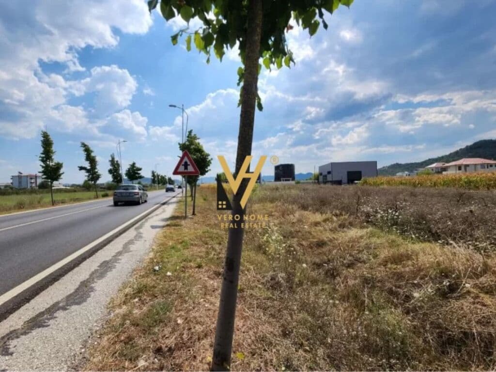 Shitet Toke prane Airportit te Rinasit 10.500 m2