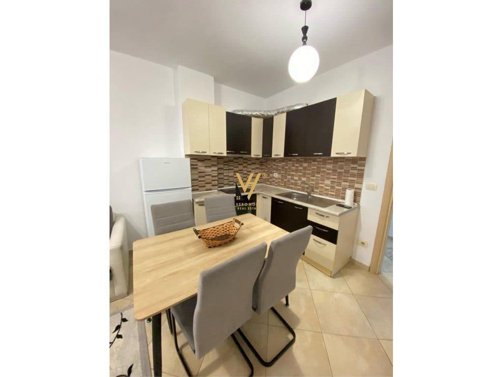 JEPET APARTAMENT 2+1+BLK ME QERA UNAZA E RE 550 EURO 2