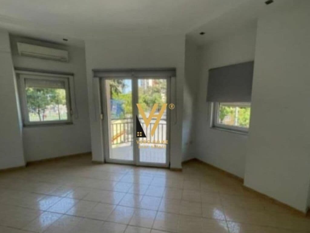 Jepet ambient biznesi me qera te Rruga e Elbasanit 122 m2